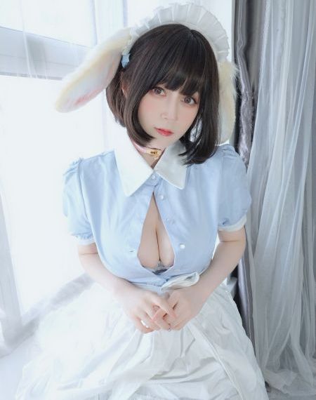 她唇之下